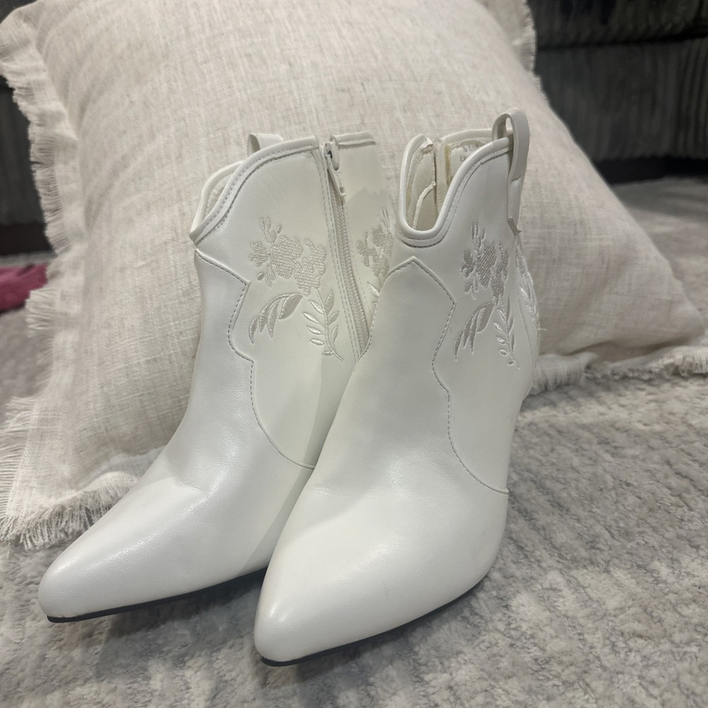 Cato Comfort Ankle Boots Rodeo Cowgirl Women's Size 7M White Embroidered Heeled - Picture 2 of 14